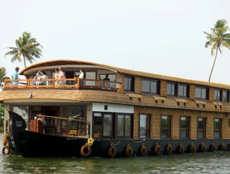 Tamarind Bed at Tamarind Houseboat  - Best Kerala Tour Package - Isha Tour